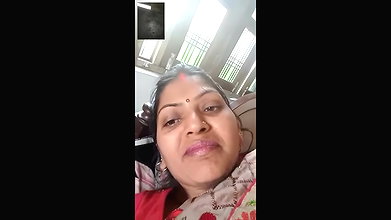 Bhabhi stripping saree and showing on call